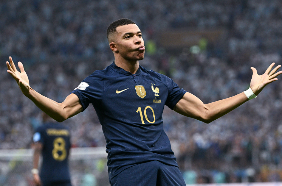 欧冠激战利物浦锋煞伤退，姆巴佩社媒送祝福引关注